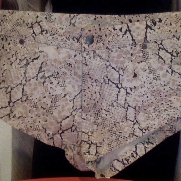 NWOT Spell & the Gypsy Collective Aloha Python Shorts Size S - Picture 6 of 6